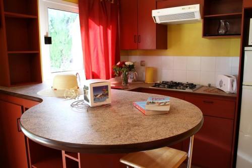 Camping Les Champs Blancs - CHALET CONFORT (AIR-CONDITIONING + tv) - Photo 4