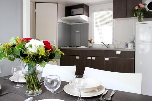 Camping Les Champs Blancs - Mobile home with air conditioning - Photo 3