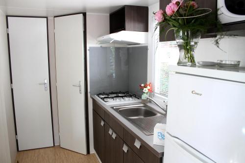 Camping Les Champs Blancs - Mobile home with air conditioning - Photo 5