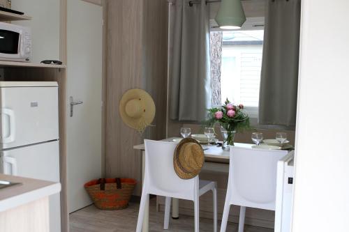 Camping Les Champs Blancs - Mobile home CONFORT (AIR-CONDITIONING + tv) - Photo 4