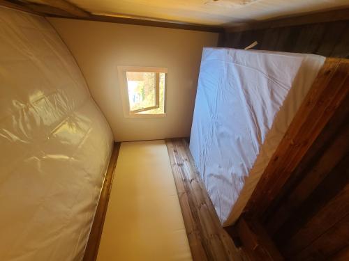 Camping Domaine de l'Epinette - Carrelet pilotis 28m² - river view - Photo 3