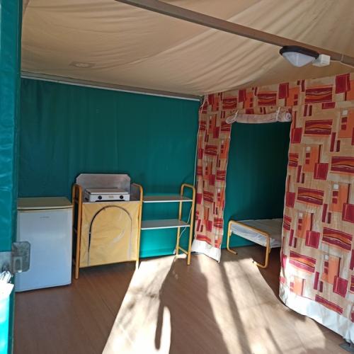 Camping Bagatelle - Bungalow maxi 5 people (WITHOUT WATER OR SANITARY) - Photo 3