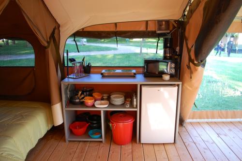 Camping Du Vieux Château - Victoria lodge tent 30m² / 2 bedrooms - Covered terrace (no bathroom) - Photo 4