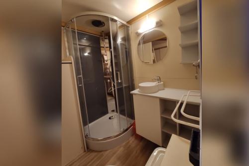 Camping Du Vieux Château - Chalet 25m² / 2 bedrooms - sheltered terrace - Photo 5