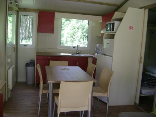 Camping Du Vieux Château - Large Chalet 32m² / 3 bedrooms - sheltered terrace - Photo 3