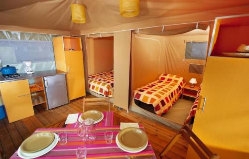 Camping Du Vieux Château - Tent Trigano 28m² / 2 bedrooms- Terrace (without toilet blocks) - Photo 2