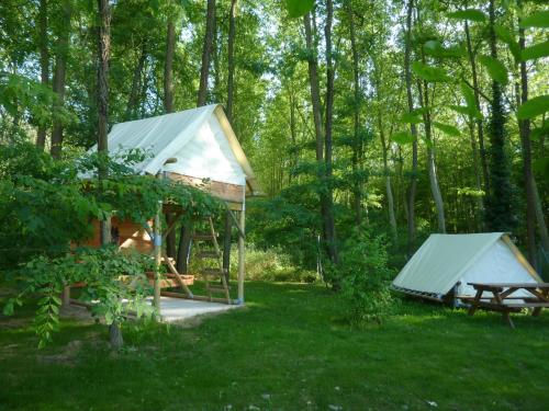 Base de Loisirs Cormoranche - Bivouac tent pitched - Photo 2