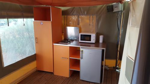 Camping Les Peupliers - Canvas bungalow (without toilet block) - Photo 3