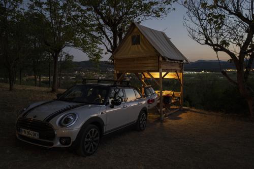 Camping du Domaine de Senaud - Hut on stilts with 2 single beds - Photo 1