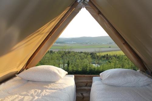 Camping du Domaine de Senaud - Hut on stilts with 2 single beds - Photo 2