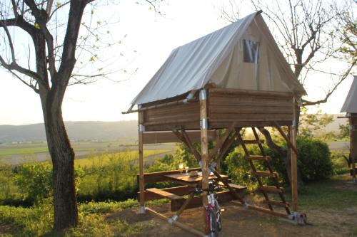 Camping du Domaine de Senaud - Hut on stilts with 2 single beds - Photo 3