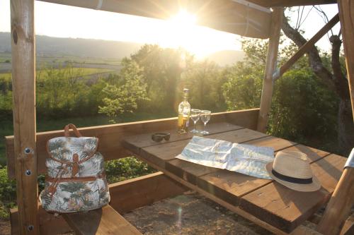 Camping du Domaine de Senaud - Hut on stilts with 2 single beds - Photo 4