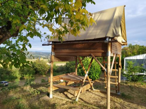 Camping du Domaine de Senaud - Hut on stilts with 2 single beds - Photo 5