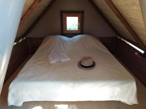 Camping du Domaine de Senaud - Family perched hut - Photo 4