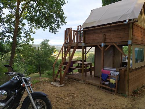 Camping du Domaine de Senaud - Perched hut with terrace - Photo 1