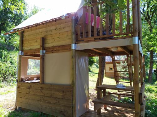 Camping du Domaine de Senaud - Perched hut with terrace - Photo 3