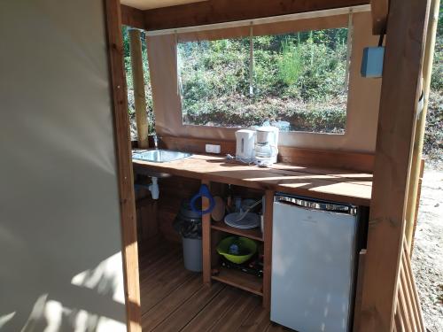 Camping du Domaine de Senaud - Perched hut with terrace - Photo 4