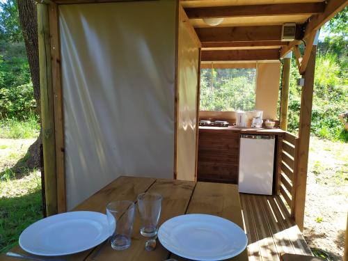 Camping du Domaine de Senaud - Perched hut with terrace - Photo 5