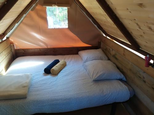 Camping du Domaine de Senaud - Perched hut with terrace - Photo 6