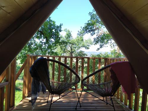 Camping du Domaine de Senaud - Perched hut with terrace - Photo 7