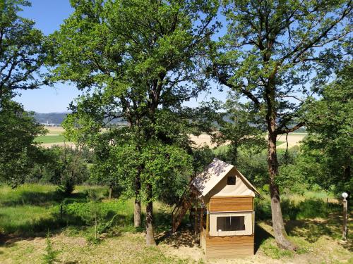Camping du Domaine de Senaud - Perched hut with terrace - Photo 8
