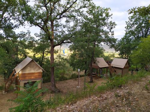 Camping du Domaine de Senaud - Perched hut with terrace - Photo 9