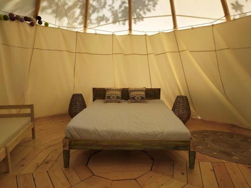 Camping du Domaine de Senaud - Indian teepee - Photo 2