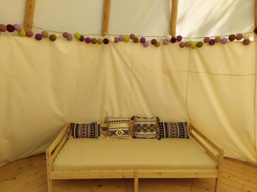 Camping du Domaine de Senaud - Indian teepee - Photo 3