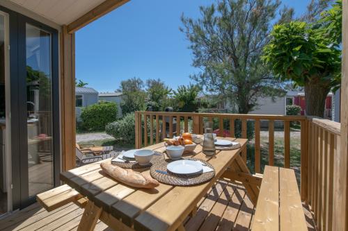 Camping Sandaya Les Tamaris - Cottage Aresquiers 2 bedrooms *** - Photo 2
