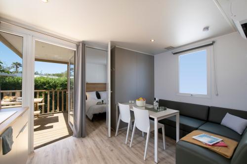 Camping Sandaya Les Tamaris - Cottage Aresquiers 2 bedrooms *** - Photo 4