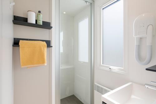 Camping Sandaya Les Tamaris - Cottage Aresquiers 2 bedrooms *** - Photo 8