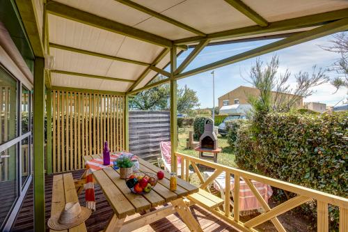 Camping Sandaya Les Tamaris - Chalet (3 bedrooms)** - Photo 2