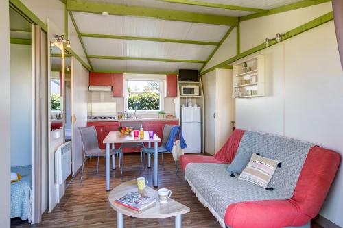 Camping Sandaya Les Tamaris - Chalet (3 bedrooms)** - Photo 3