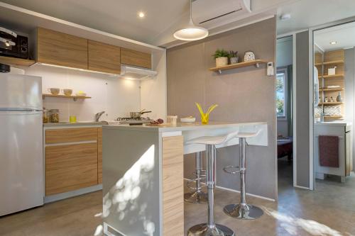 Camping Sandaya Les Tamaris - Cottage (2 bedrooms) air-conditioning*** - Photo 3