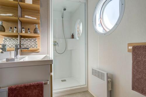 Camping Sandaya Les Tamaris - Cottage (2 bedrooms) air-conditioning*** - Photo 6