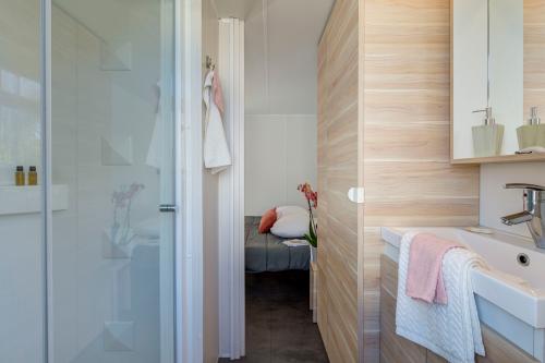 Camping Sandaya Les Tamaris - Cottage (2 bedrooms) air-conditioning + 2 bathrooms **** - Photo 6
