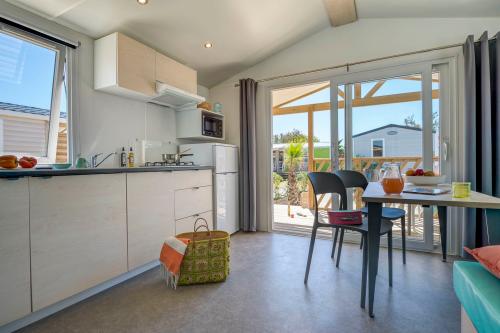 Camping Sandaya Les Tamaris - Cottage (2 bedrooms) air-conditioning*** - Photo 3