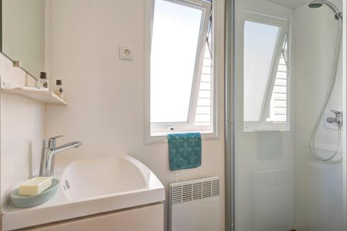 Camping Sandaya Les Tamaris - Cottage (2 bedrooms) air-conditioning*** - Photo 5