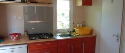 Flower Camping La Rivière - Mobil-Home Confort 18m² (1 bedroom) + Half-covered terrace - Photo 3