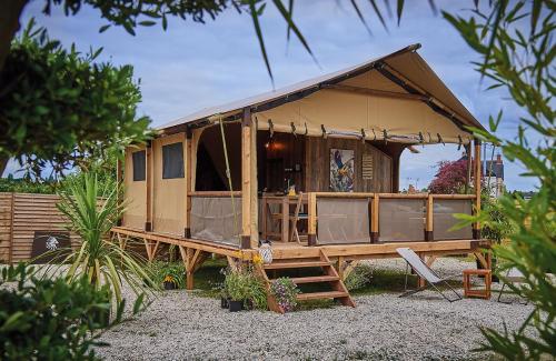 Flower Camping La Rivière - On piles Lodge Confort 34m² (2 bedrooms) with covered terrace 10m² - Photo 1