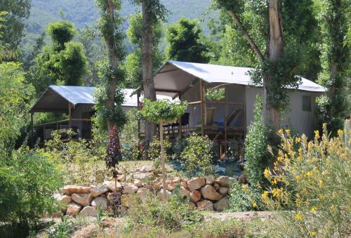 Flower Camping La Rivière - Confort On piles Cabane Lodge (2 bedrooms) with covered terrace - Photo 2