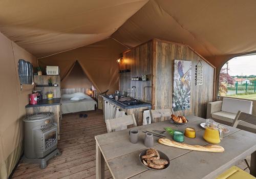 Flower Camping La Rivière - On piles Lodge Confort 34m² (2 bedrooms) with covered terrace 10m² - Photo 4