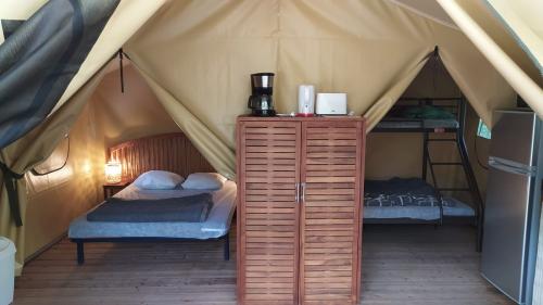 Flower Camping La Rivière - Lodge on piles Confort 30m² (2 bedrooms) sheltered terrace 10m² (without toilet blocks) - Photo 3
