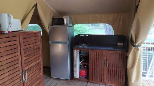 Flower Camping La Rivière - Lodge on piles Confort 30m² (2 bedrooms) sheltered terrace 10m² (without toilet blocks) - Photo 5