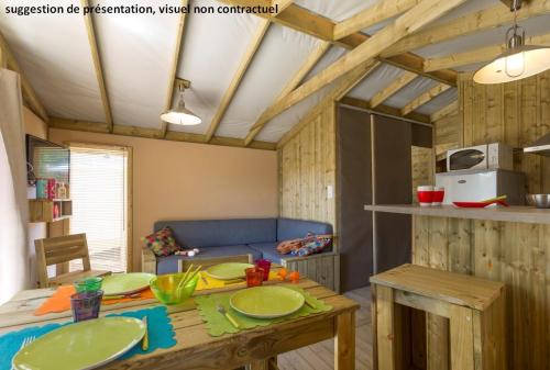 Flower Camping Les Paludiers - Sweetflower on stilts Premium 43m² (2 bedrooms) with terrace 11m² + TV + sheets included - Photo 3
