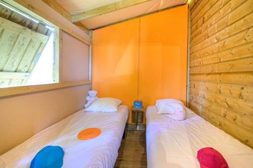Flower Camping Les Paludiers - Sweetflower on stilts Premium 43m² (2 bedrooms) with terrace 11m² + TV + sheets included - Photo 6