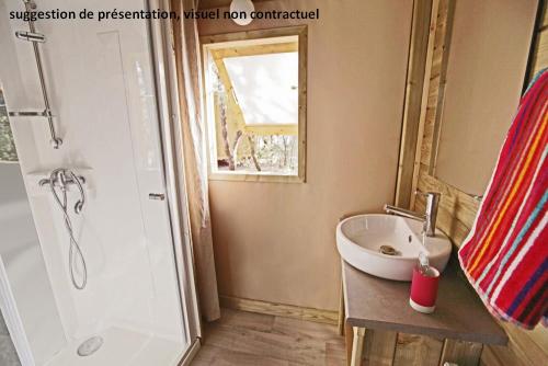 Flower Camping Les Paludiers - Sweetflower on stilts Premium 43m² (2 bedrooms) with terrace 11m² + TV + sheets included - Photo 7