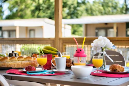 Flower Camping Les Paludiers - Homeflower Premium 26,5m² (2 bedrooms) + AIR CONDITIONING + covered terrace + TV + sheets + towels - Photo 4