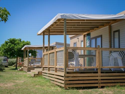 Flower Camping Les Paludiers - Homeflower Premium 30,5m² (3 bedrooms) + AIR CONDITIONING + covered terrace + TV + sheets + towels - Photo 2