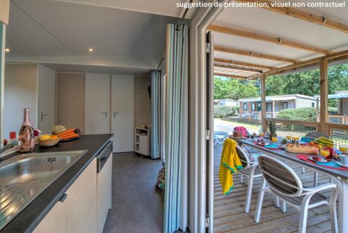 Flower Camping Les Paludiers - Homeflower Premium 30,5m² (3 bedrooms) + AIR CONDITIONING + covered terrace + TV + sheets + towels - Photo 4